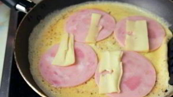 ШАГ 2. яичный рулет с ветчиной