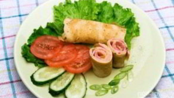 ШАГ 3. яичный рулет с ветчиной