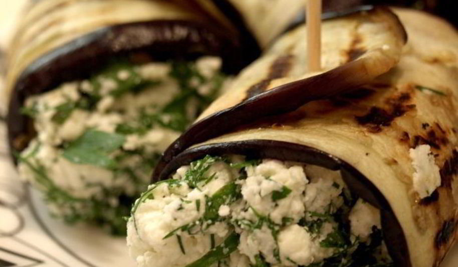 Рецепт экспресс рулетики из баклажан с зеленым творогом