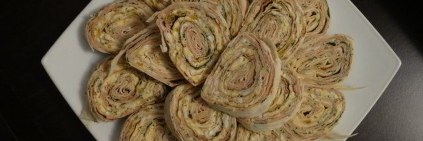 Закусочный рулет из лаваша с паштетом