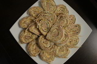 Закусочный рулет из лаваша с паштетом