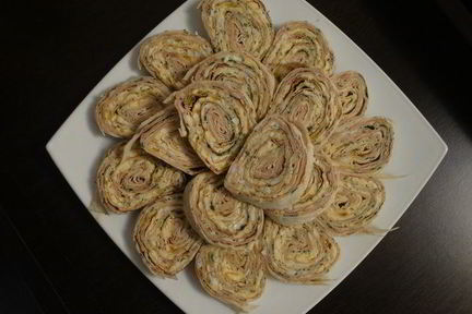 Закусочный рулет из лаваша с паштетом