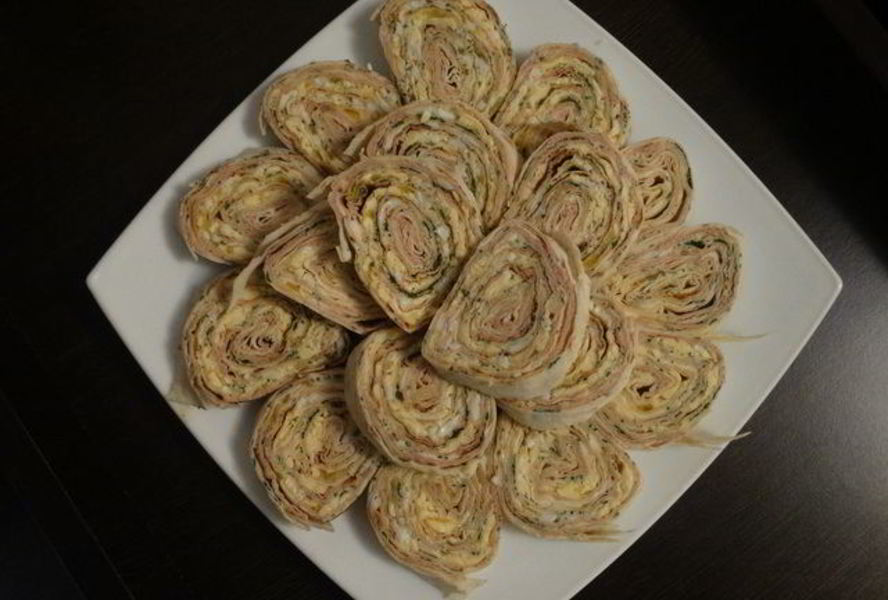 Закусочный рулет из лаваша с паштетом