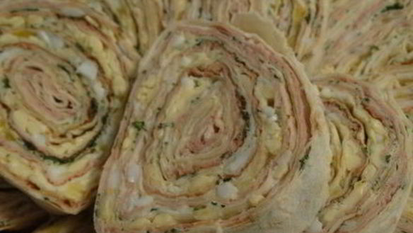 ШАГ 10. закусочный рулет из лаваша с паштетом