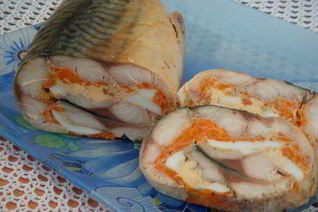 Закусочный рулет из скумбрии с морковью