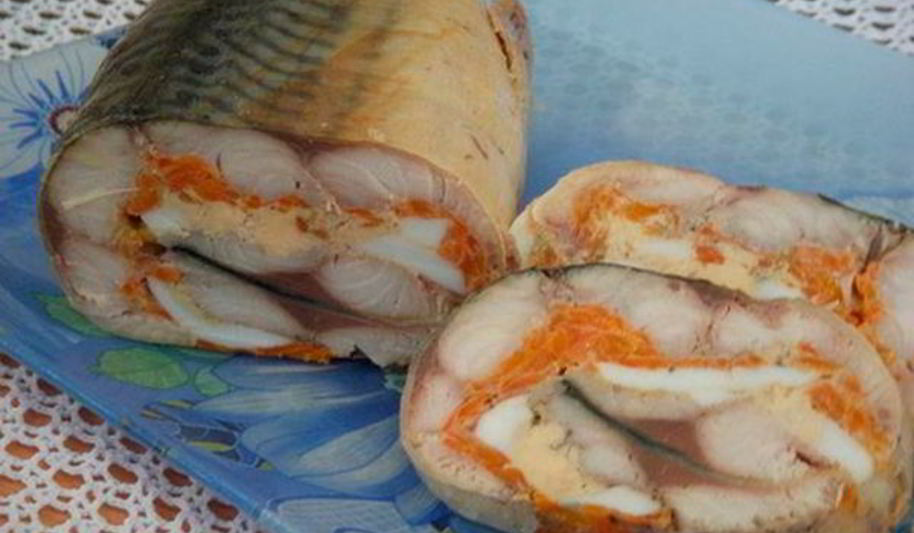 Рецепт закусочный рулет из скумбрии с морковью