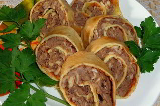 Закусочный рулет с утиной печенью и сыром