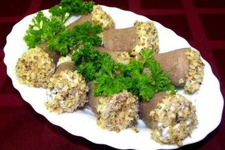 Закусочные рулеты из языка с орехами