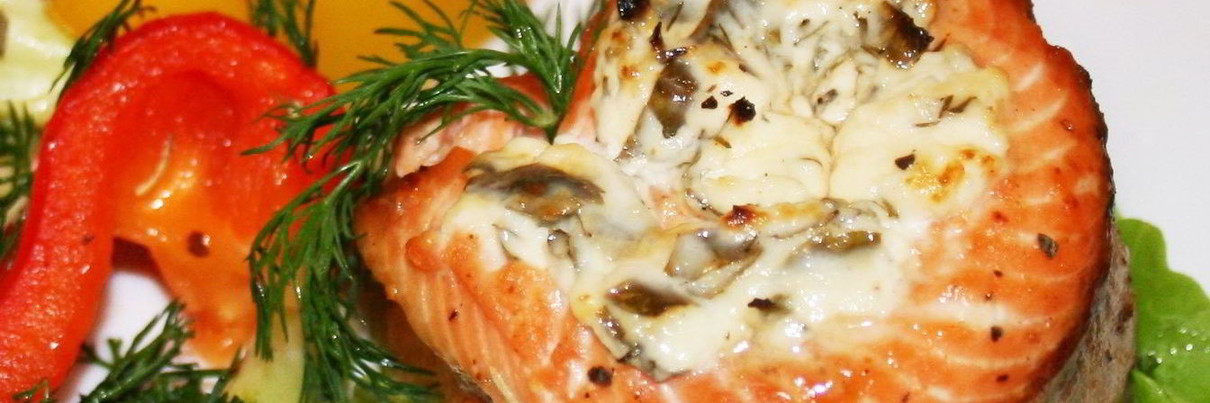 Запеченые рулеты из лосося с овощами