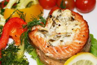 Запеченые рулеты из лосося с овощами