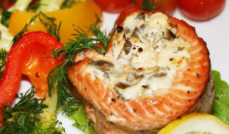 Рецепт запеченые рулеты из лосося с овощами