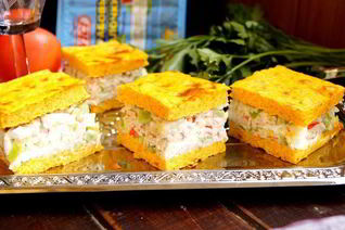 Салат-закуска на морковно-творожном корже