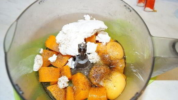 ШАГ 2. салат-закуска на морковно-творожном корже