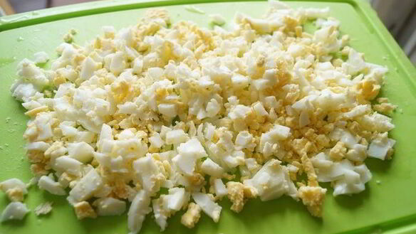 ШАГ 7. салат-закуска на морковно-творожном корже