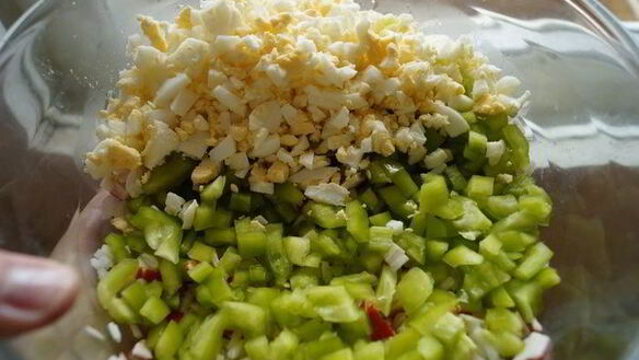 ШАГ 8. салат-закуска на морковно-творожном корже