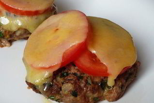 Сочные биточки, запеченые с сыром и помидорами