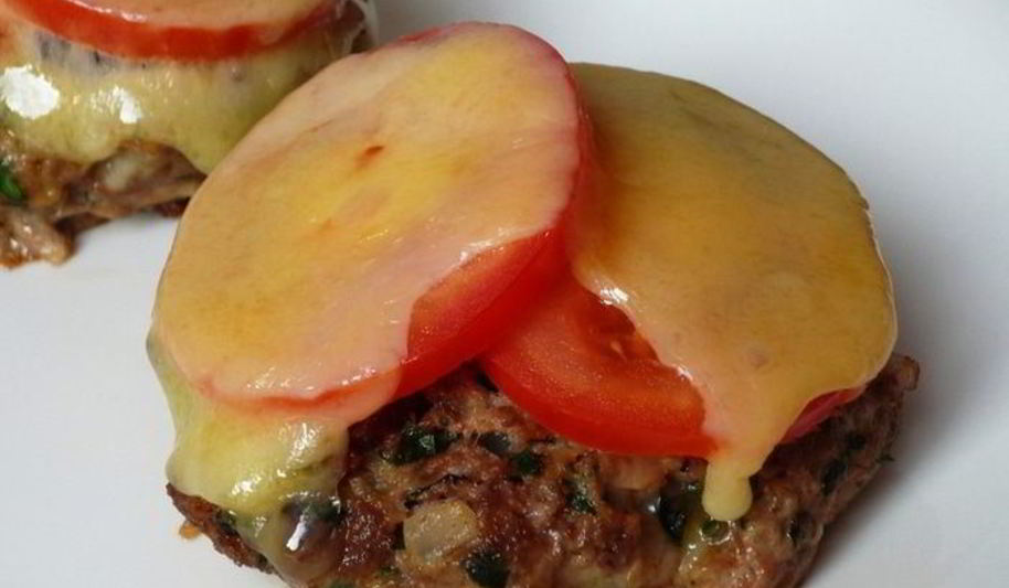 Рецепт сочные биточки, запеченые с сыром и помидорами