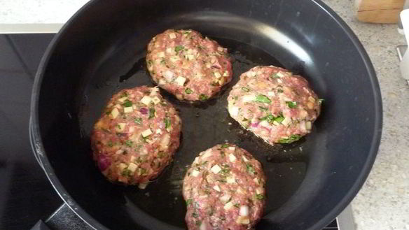 ШАГ 4. сочные биточки, запеченые с сыром и помидорами