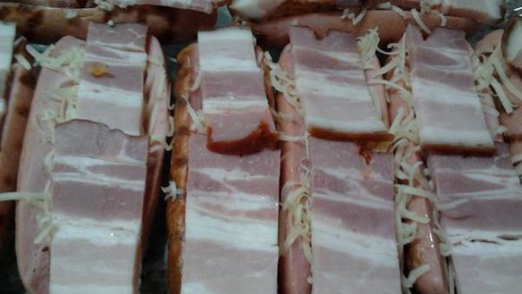 ШАГ 3. сосиски запеченные с беконом