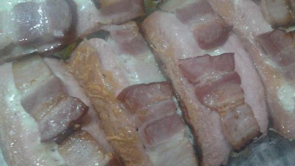 ШАГ 4. сосиски запеченные с беконом