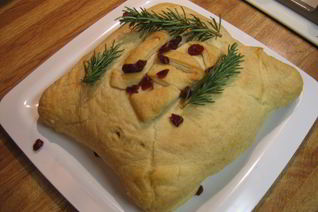 Сыр бри в слоеном тесте