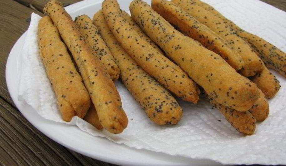 Рецепт сырные палочки с маком и паприкой