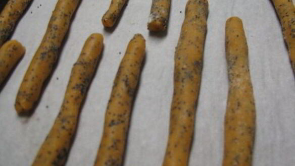 ШАГ 2. сырные палочки с маком и паприкой