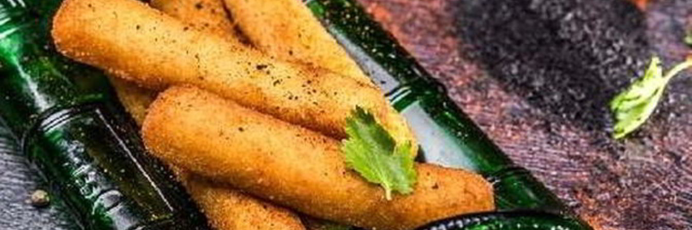 Сырные палочки с соусом из авокадо