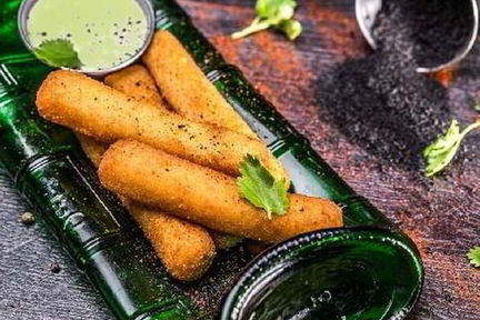 Сырные палочки с соусом из авокадо