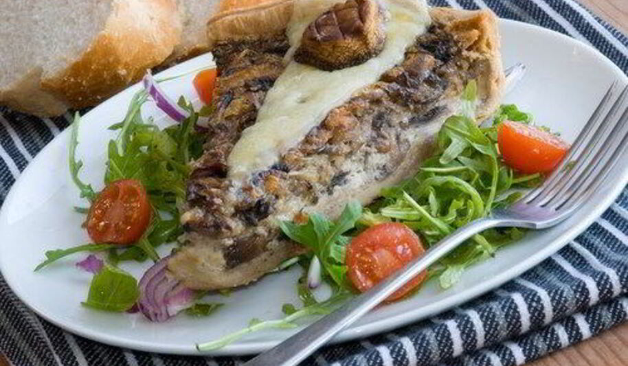 Рецепт грибной тарт с травами и грюйером