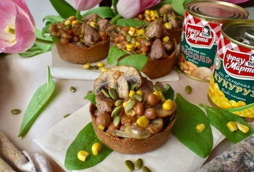 Мини-тарты с салатом из индейки и овощей