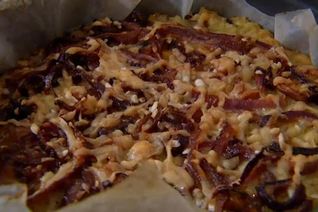 Рисовый тарт с карамелизированным луком, сыром и грецкими орехами