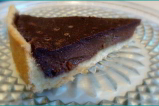 Шоколадный тарт с грушами и карамелью