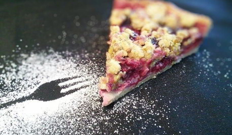 Рецепт сливовый тарт с фисташковым штрейзелем