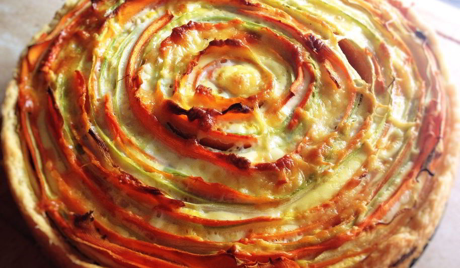 Рецепт слоеный тарт с морковью и цукини под сливочным соусом