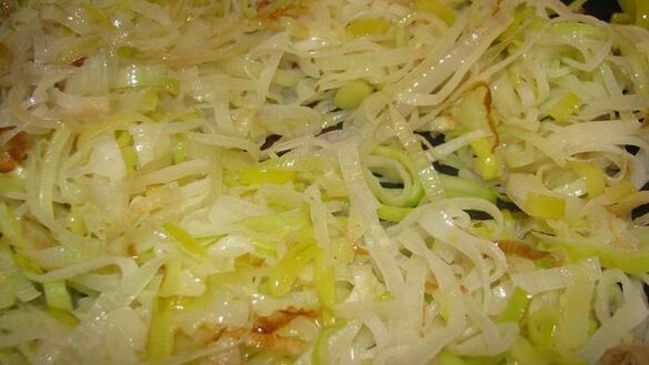 ШАГ 3. тарт 3 сыра с пореем, балыком и оливками