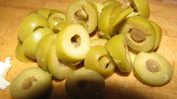 ШАГ 5. тарт 3 сыра с пореем, балыком и оливками