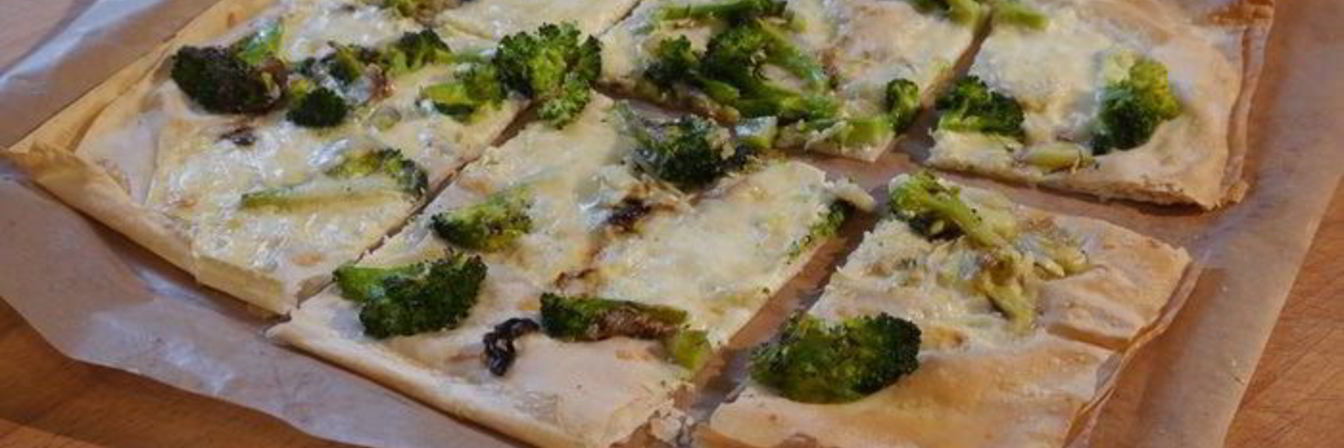 Тарт с брокколи, луком-пореем и сыром