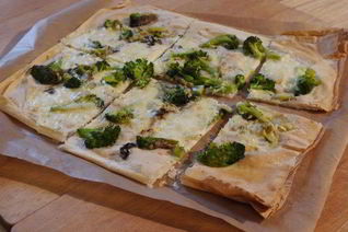 Тарт с брокколи, луком-пореем и сыром