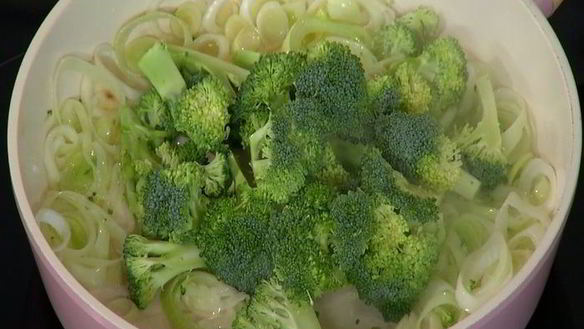 ШАГ 5. тарт с брокколи, луком-пореем и сыром