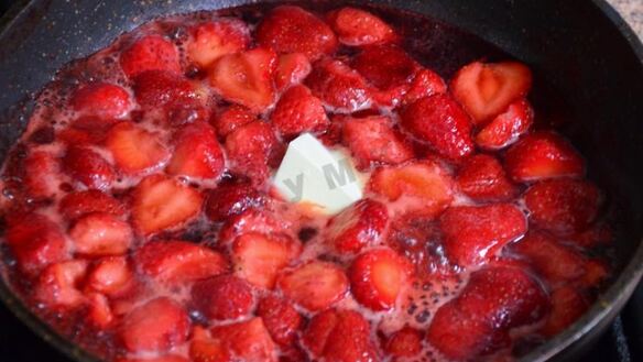 ШАГ 4. тарт с карамелизированной клубникой