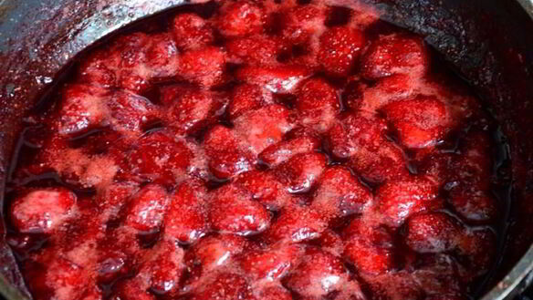 ШАГ 5. тарт с карамелизированной клубникой