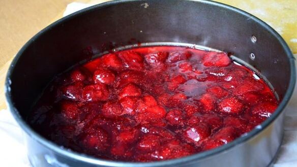 ШАГ 6. тарт с карамелизированной клубникой