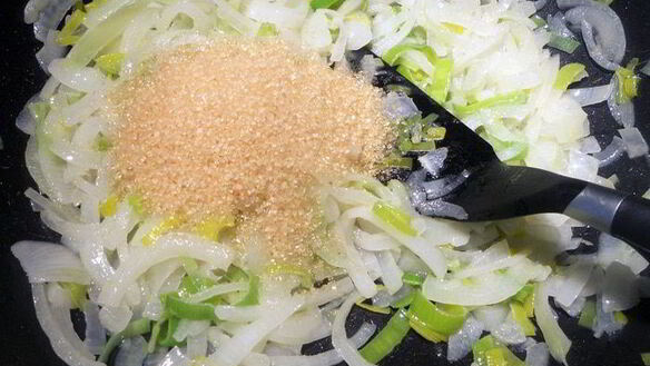 ШАГ 3. тарт с карамелизованным луком и рикоттой