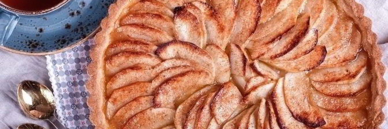 Тарт с карамелизованными яблоками