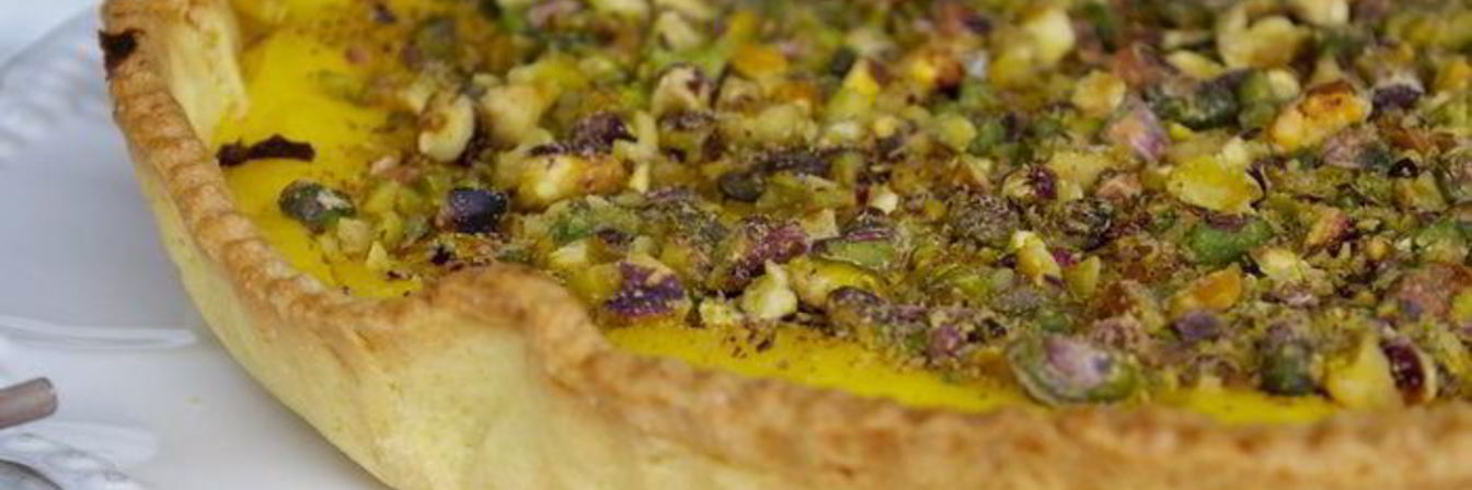 Тарт с лимонным кремом и фисташками