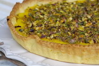 Тарт с лимонным кремом и фисташками