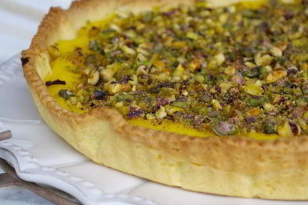 Тарт с лимонным кремом и фисташками