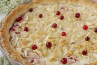 Тарт с рикоттой и брусникой