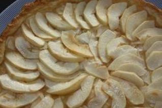 Тарт с яблоками и айвой